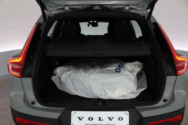 Esittelykuva VOLVO XC40 kevythybridiautosta.