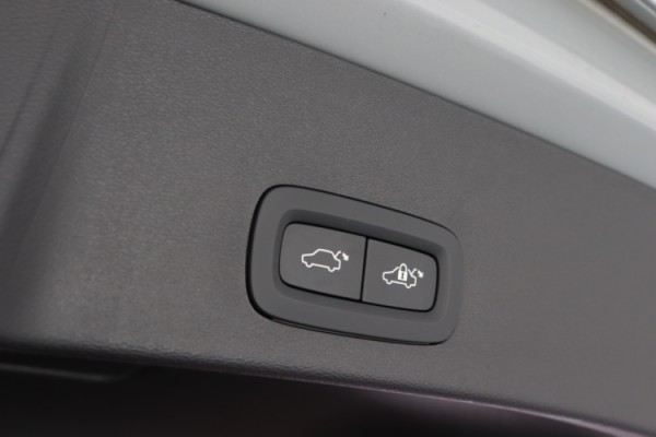 Esittelykuva VOLVO XC40 kevythybridiautosta.