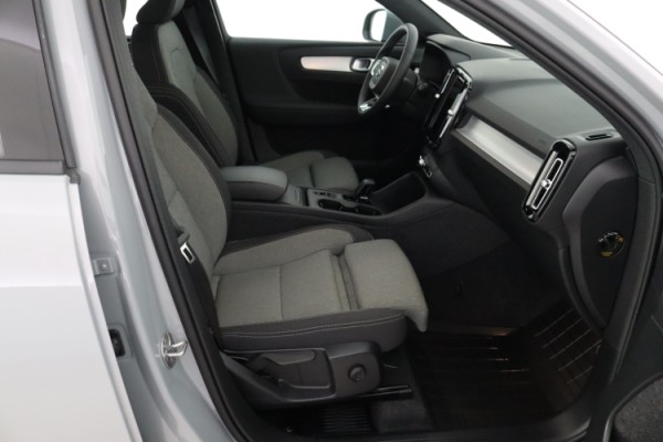 Esittelykuva VOLVO XC40 kevythybridiautosta.