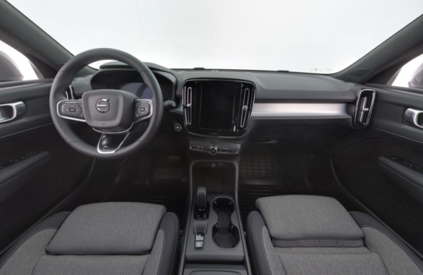 Esittelykuva VOLVO XC40 kevythybridiautosta.