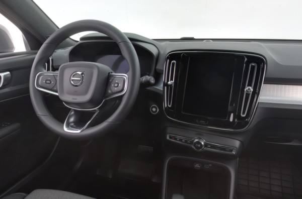 Esittelykuva VOLVO XC40 kevythybridiautosta.