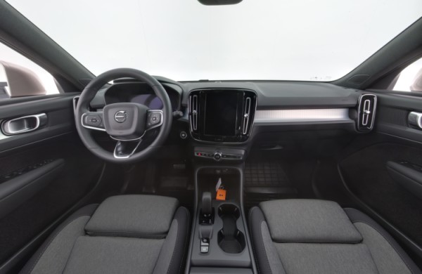 Esittelykuva Volvo XC40 bensiiniautosta.