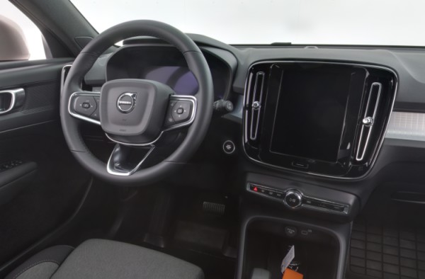 Esittelykuva Volvo XC40 bensiiniautosta.