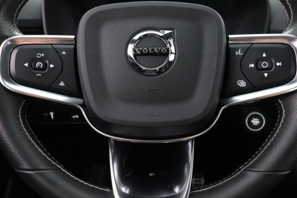 Esittelykuva VOLVO XC40 kevythybridiautosta.
