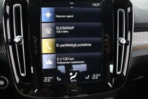 Esittelykuva VOLVO XC40 kevythybridiautosta.