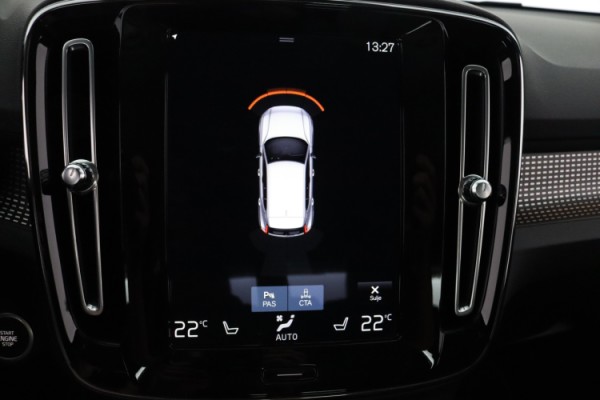 Esittelykuva VOLVO XC40 kevythybridiautosta.