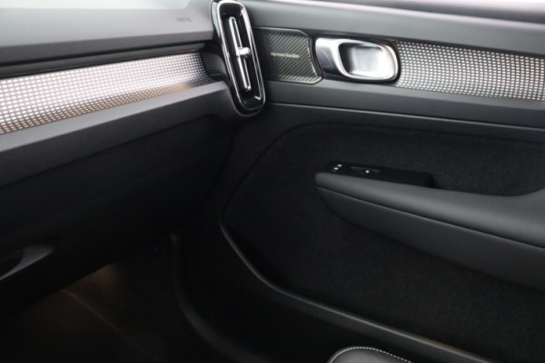 Esittelykuva VOLVO XC40 kevythybridiautosta.
