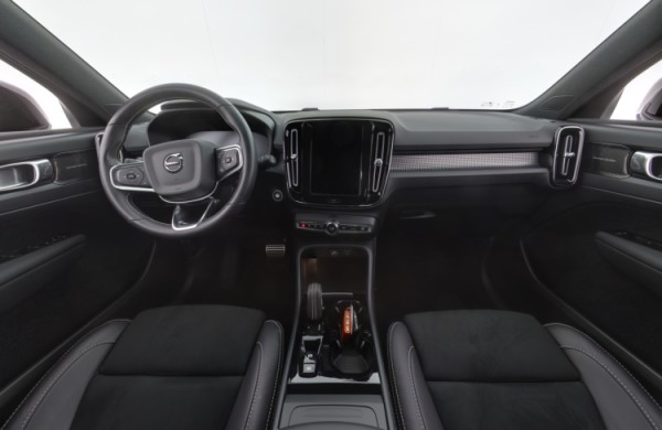 Esittelykuva VOLVO XC40 kevythybridiautosta.