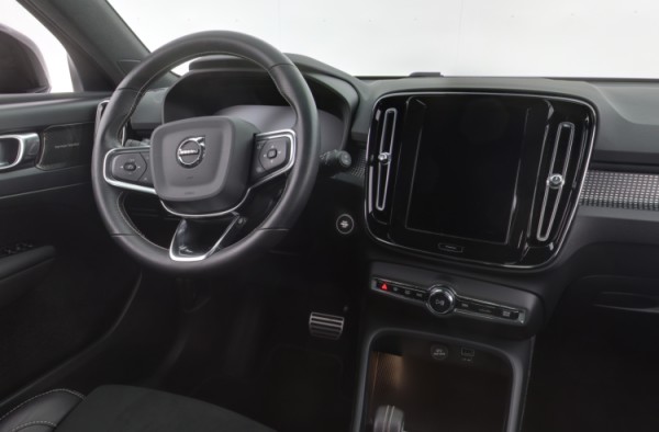 Esittelykuva VOLVO XC40 kevythybridiautosta.