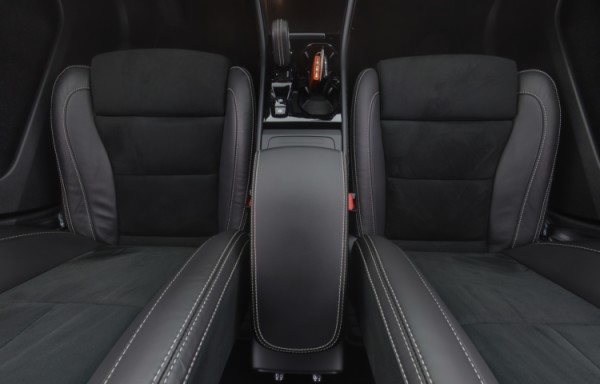 Esittelykuva VOLVO XC40 kevythybridiautosta.