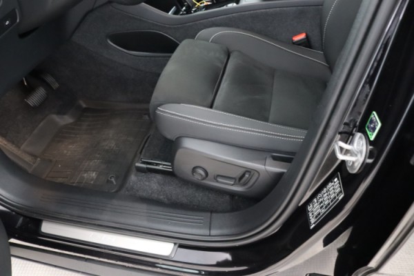 Esittelykuva VOLVO EX40 täyssähköautosta.