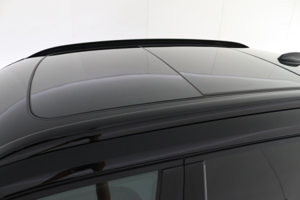 Esittelykuva VOLVO EX40 täyssähköautosta.