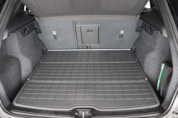 Esittelykuva VOLVO EX40 täyssähköautosta.