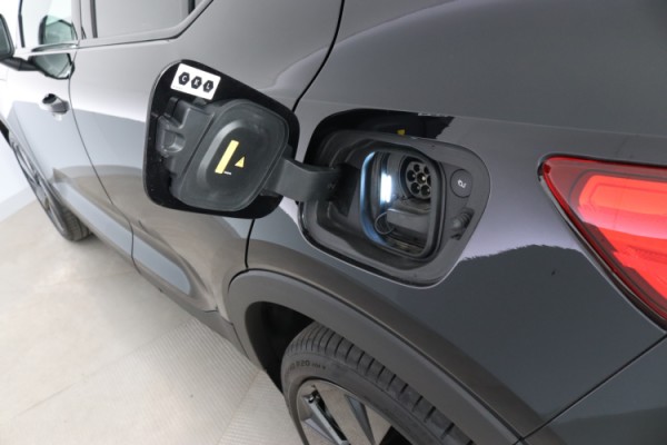 Esittelykuva VOLVO EX40 täyssähköautosta.