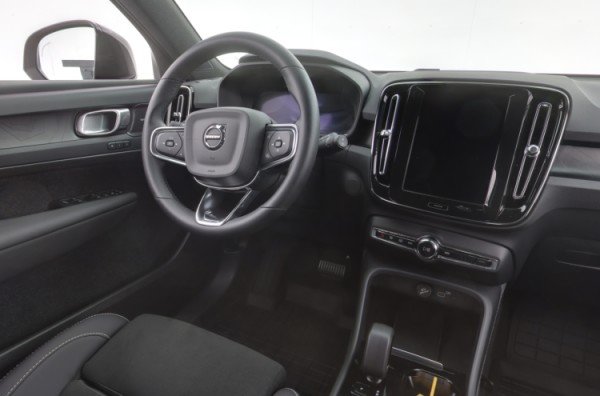 Esittelykuva VOLVO EX40 täyssähköautosta.
