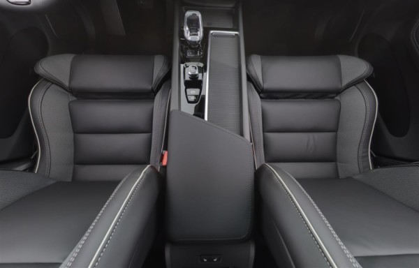 Esittelykuva Volvo XC60 lataushybridiautosta.