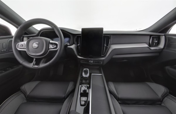 Esittelykuva Volvo XC60 lataushybridiautosta.
