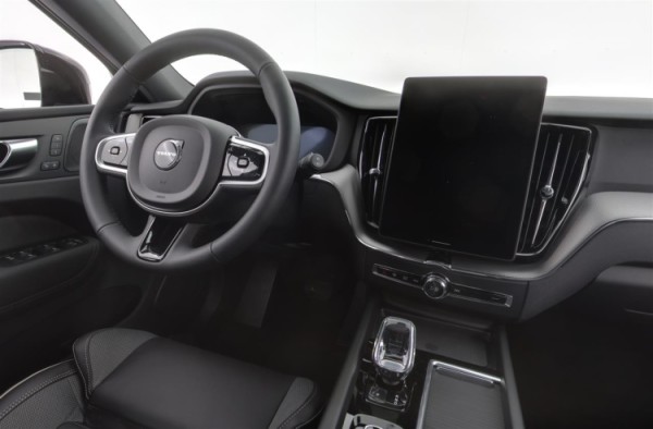 Esittelykuva Volvo XC60 lataushybridiautosta.
