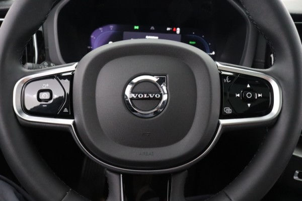 Esittelykuva VOLVO XC60 lataushybridiautosta.