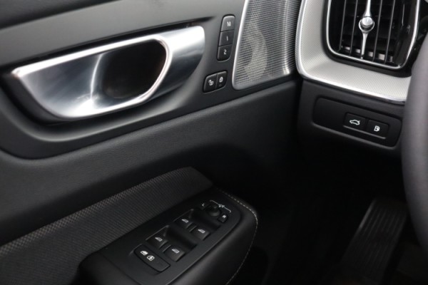 Esittelykuva VOLVO XC60 lataushybridiautosta.