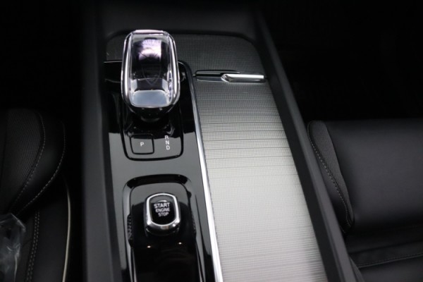 Esittelykuva VOLVO XC60 lataushybridiautosta.