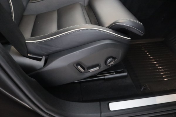 Esittelykuva VOLVO XC60 lataushybridiautosta.