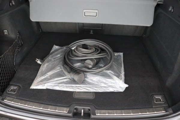 Esittelykuva VOLVO XC60 lataushybridiautosta.