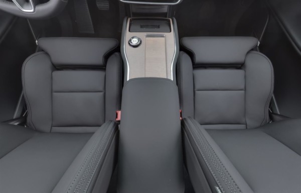 Esittelykuva Volvo EX90 täyssähköautosta.
