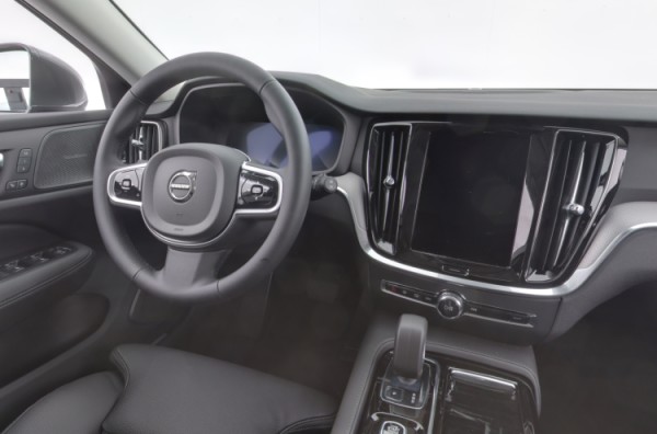Esittelykuva Volvo V60 lataushybridiautosta.