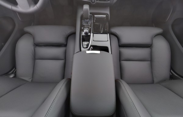 Esittelykuva Volvo V60 lataushybridiautosta.