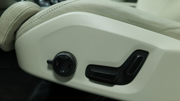Esittelykuva Volvo XC60 kevythybridiautosta.