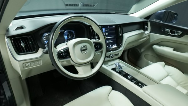 Esittelykuva Volvo XC60 kevythybridiautosta.