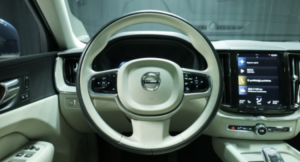 Esittelykuva Volvo XC60 kevythybridiautosta.