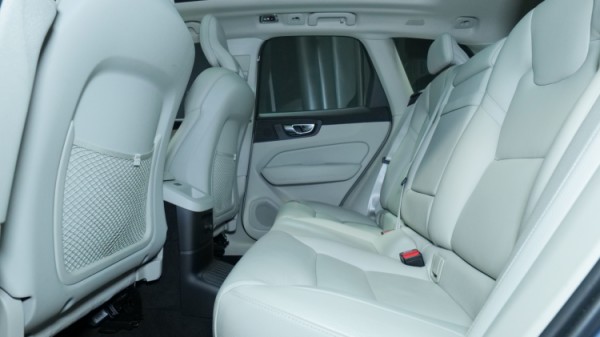 Esittelykuva Volvo XC60 kevythybridiautosta.