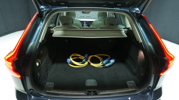 Esittelykuva Volvo XC60 kevythybridiautosta.
