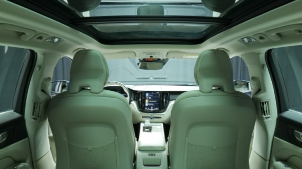 Esittelykuva Volvo XC60 kevythybridiautosta.