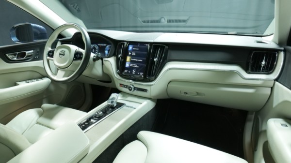 Esittelykuva Volvo XC60 kevythybridiautosta.