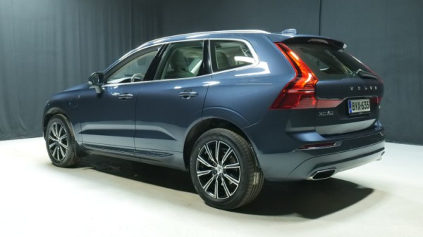 Esittelykuva Volvo XC60 kevythybridiautosta.