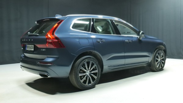 Esittelykuva Volvo XC60 kevythybridiautosta.