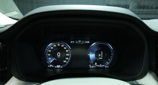 Esittelykuva Volvo XC60 kevythybridiautosta.