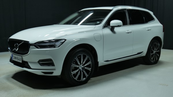 Esittelykuva Volvo XC60 kevythybridiautosta.
