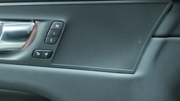 Esittelykuva Volvo XC60 kevythybridiautosta.