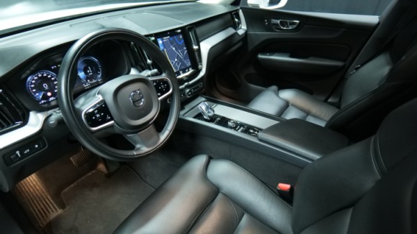 Esittelykuva Volvo XC60 kevythybridiautosta.