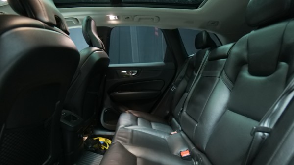 Esittelykuva Volvo XC60 kevythybridiautosta.
