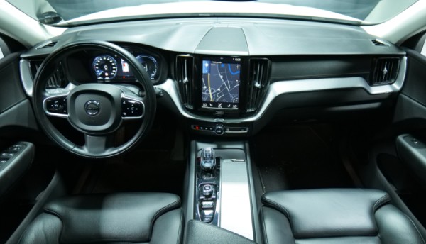 Esittelykuva Volvo XC60 kevythybridiautosta.