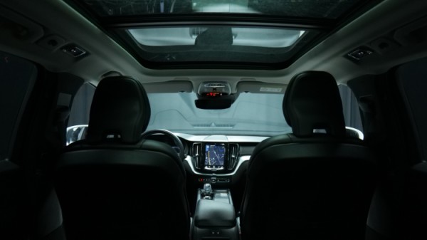 Esittelykuva Volvo XC60 kevythybridiautosta.