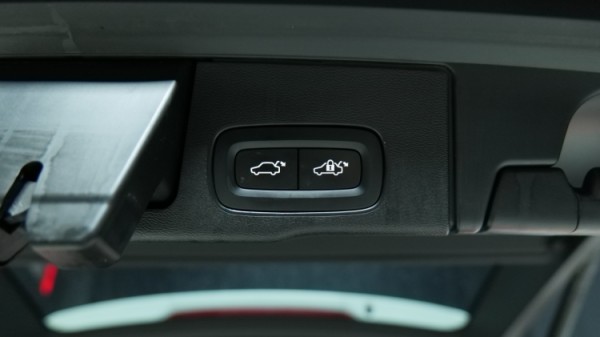 Esittelykuva Volvo XC60 kevythybridiautosta.