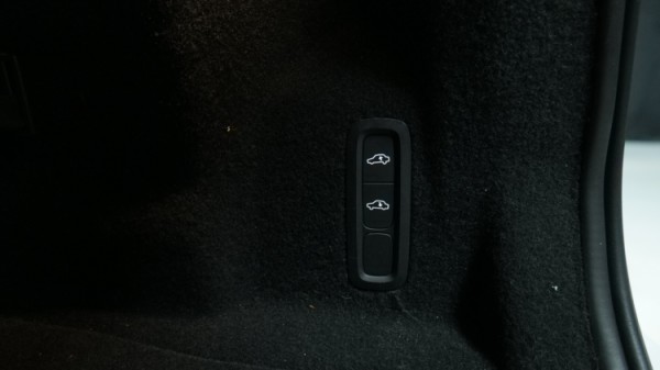 Esittelykuva Volvo XC60 kevythybridiautosta.