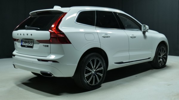 Esittelykuva Volvo XC60 kevythybridiautosta.