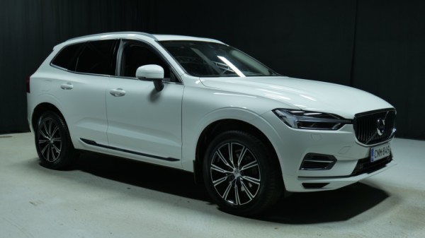 Esittelykuva Volvo XC60 kevythybridiautosta.